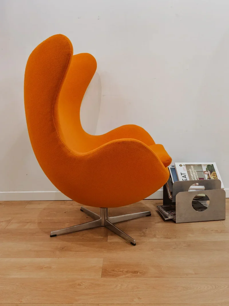 Jakob, le fauteuil orange Egg Chair N°861