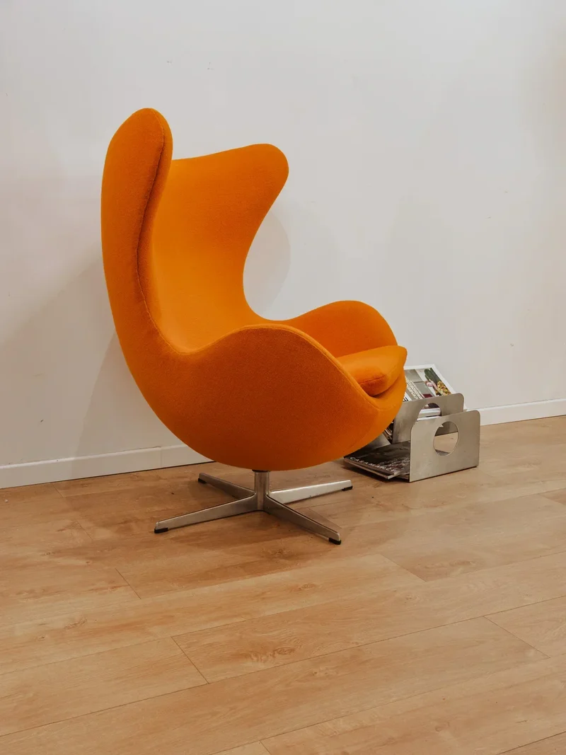 Jakob, le fauteuil orange Egg Chair N°861