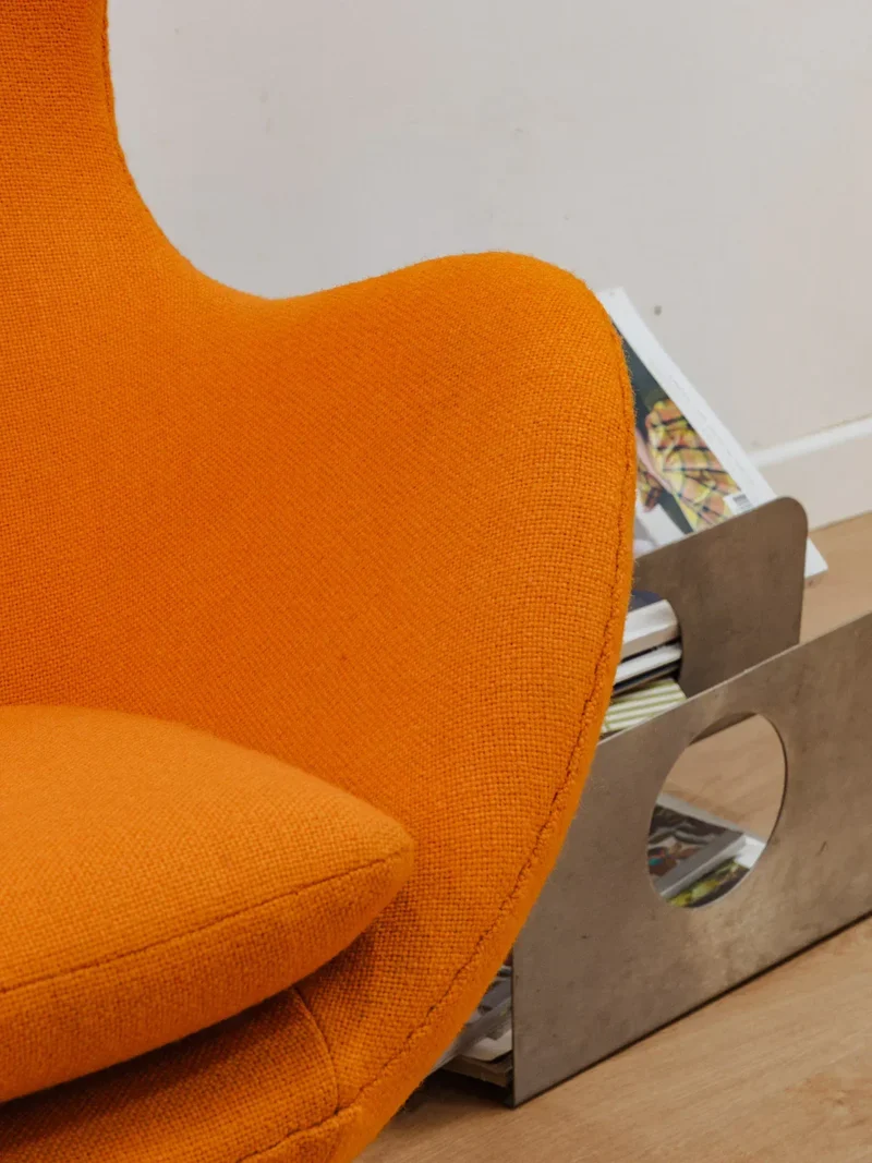 Jakob, le fauteuil orange Egg Chair N°861