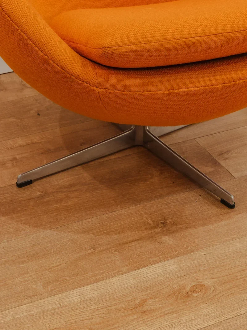 Jakob, le fauteuil orange Egg Chair N°861