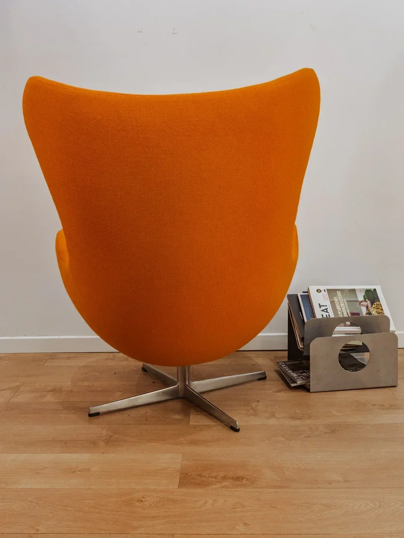 Jakob, le fauteuil orange Egg Chair N°861