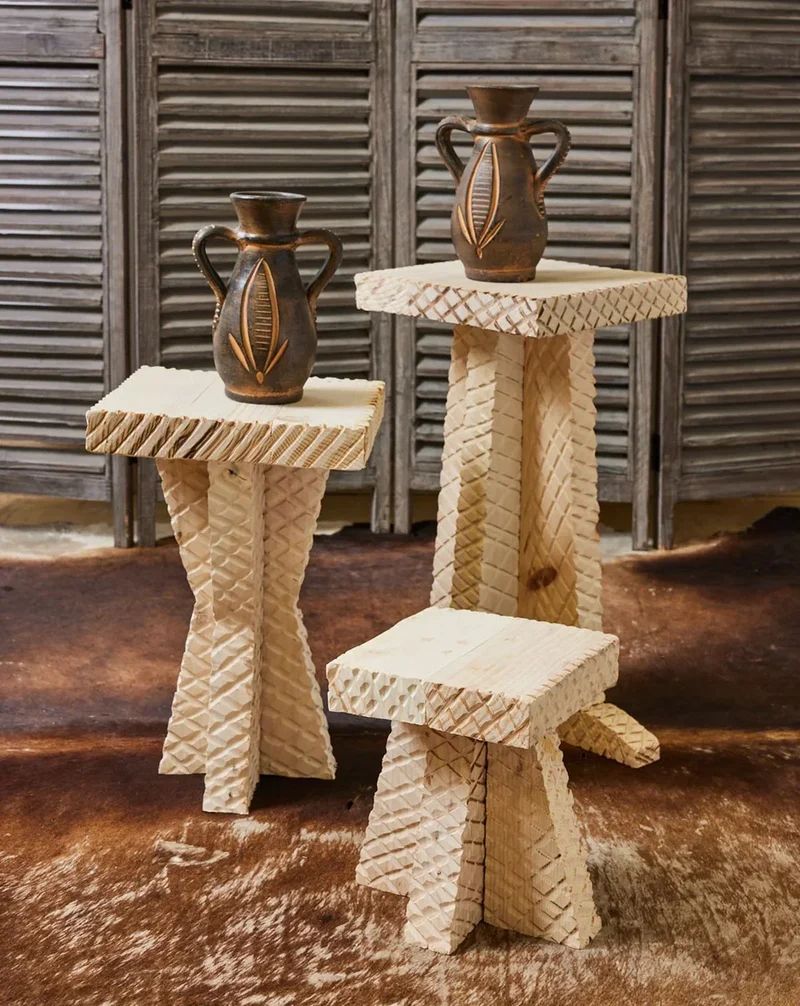 Regis, le trio de tabourets brutalistes en bois N°825