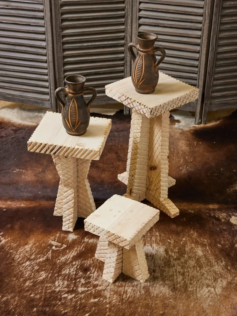 Regis, le trio de tabourets brutalistes en bois N°825