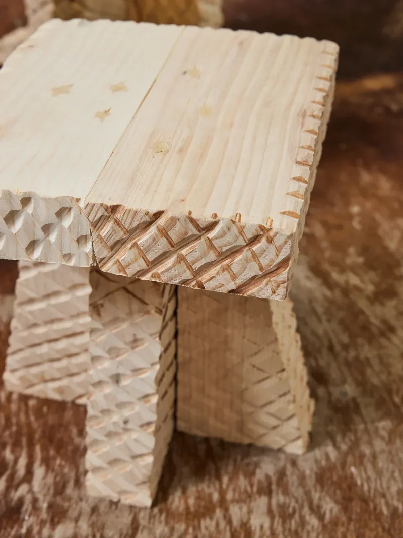 Regis, le trio de tabourets brutalistes en bois N°825
