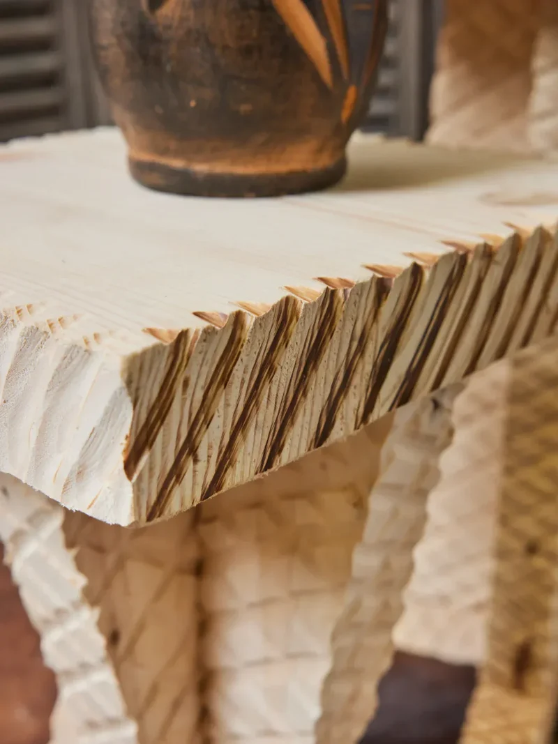 Regis, le trio de tabourets brutalistes en bois N°825