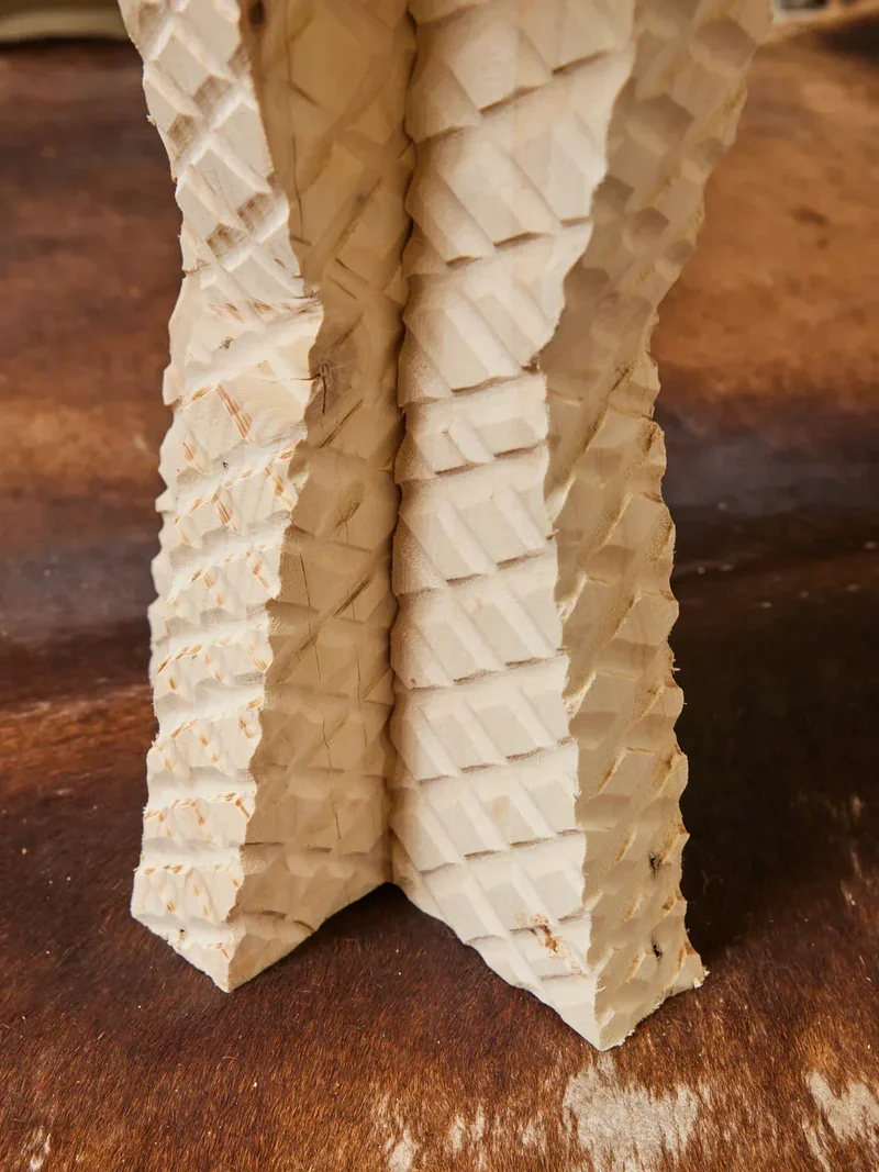 Regis, le trio de tabourets brutalistes en bois N°825