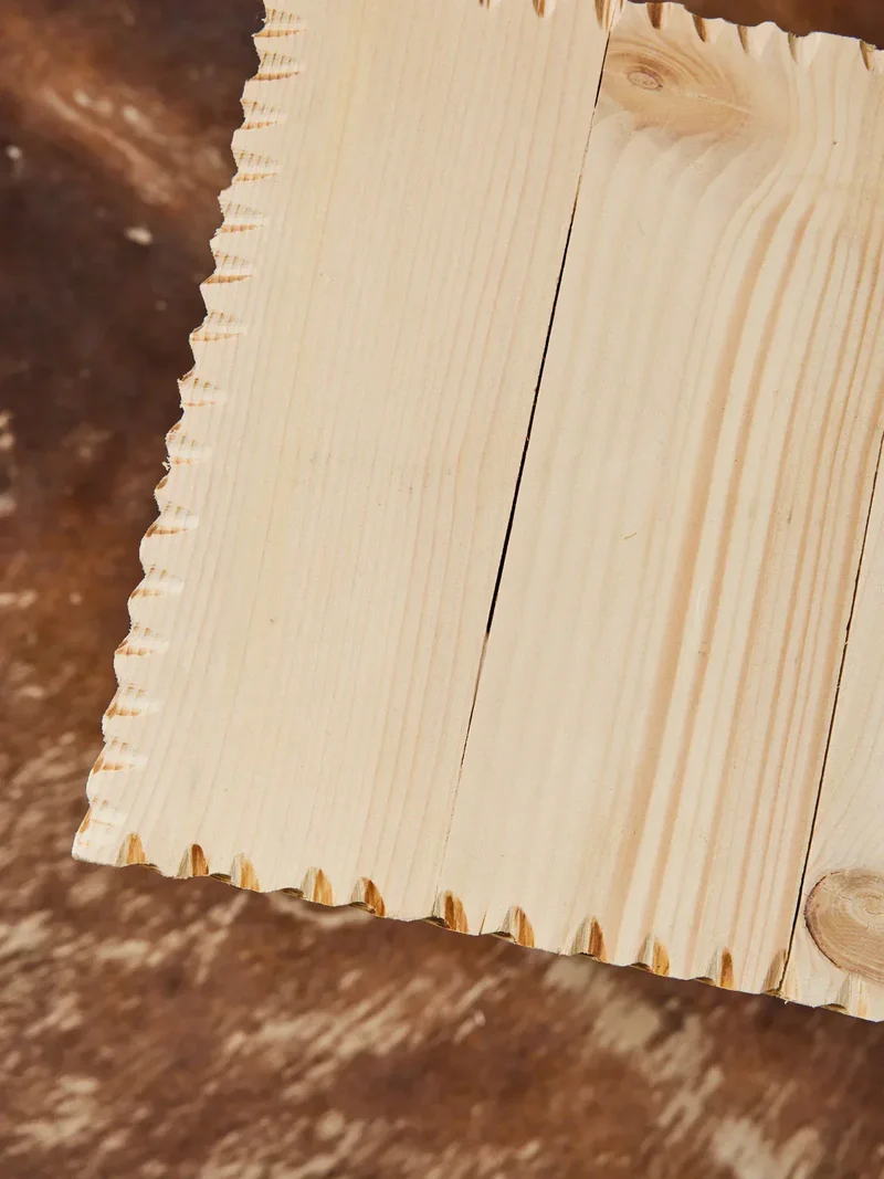 Regis, le trio de tabourets brutalistes en bois N°825