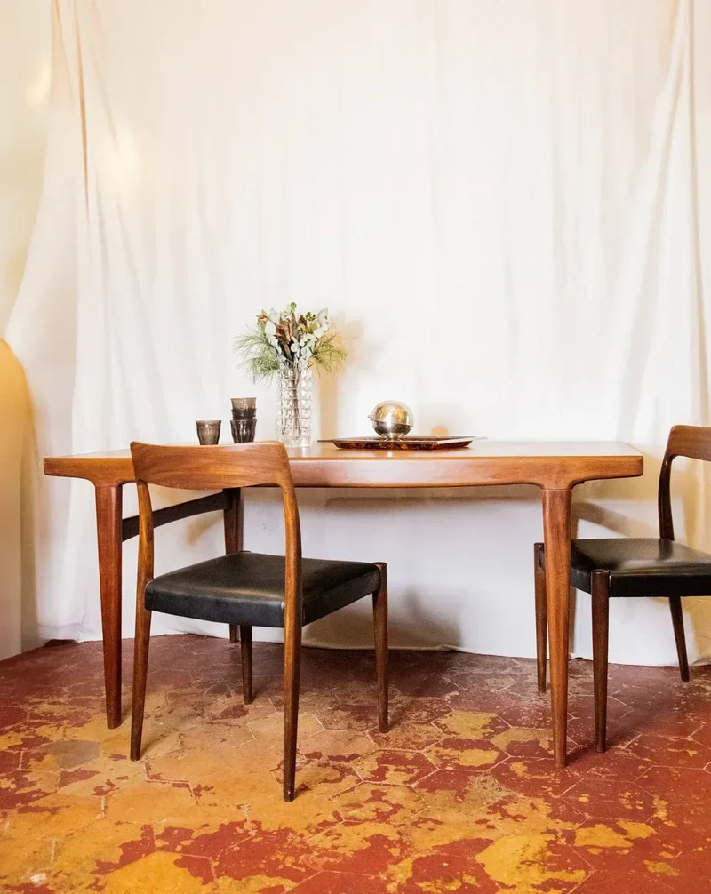 Karla, la table à manger en bois de palissandre N°1079