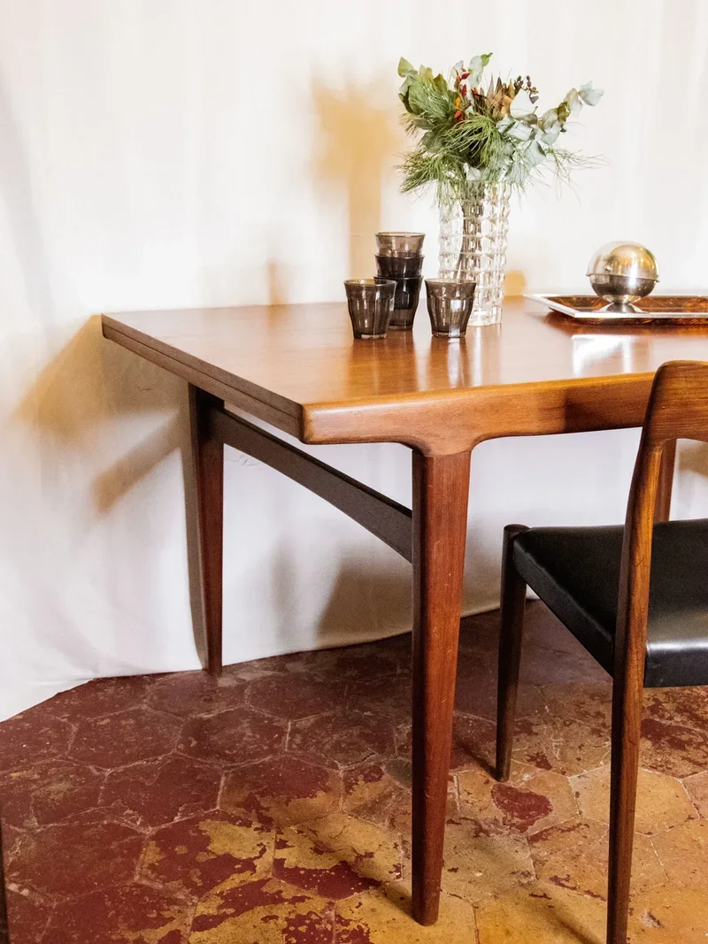 Karla, la table à manger en bois de palissandre N°1079