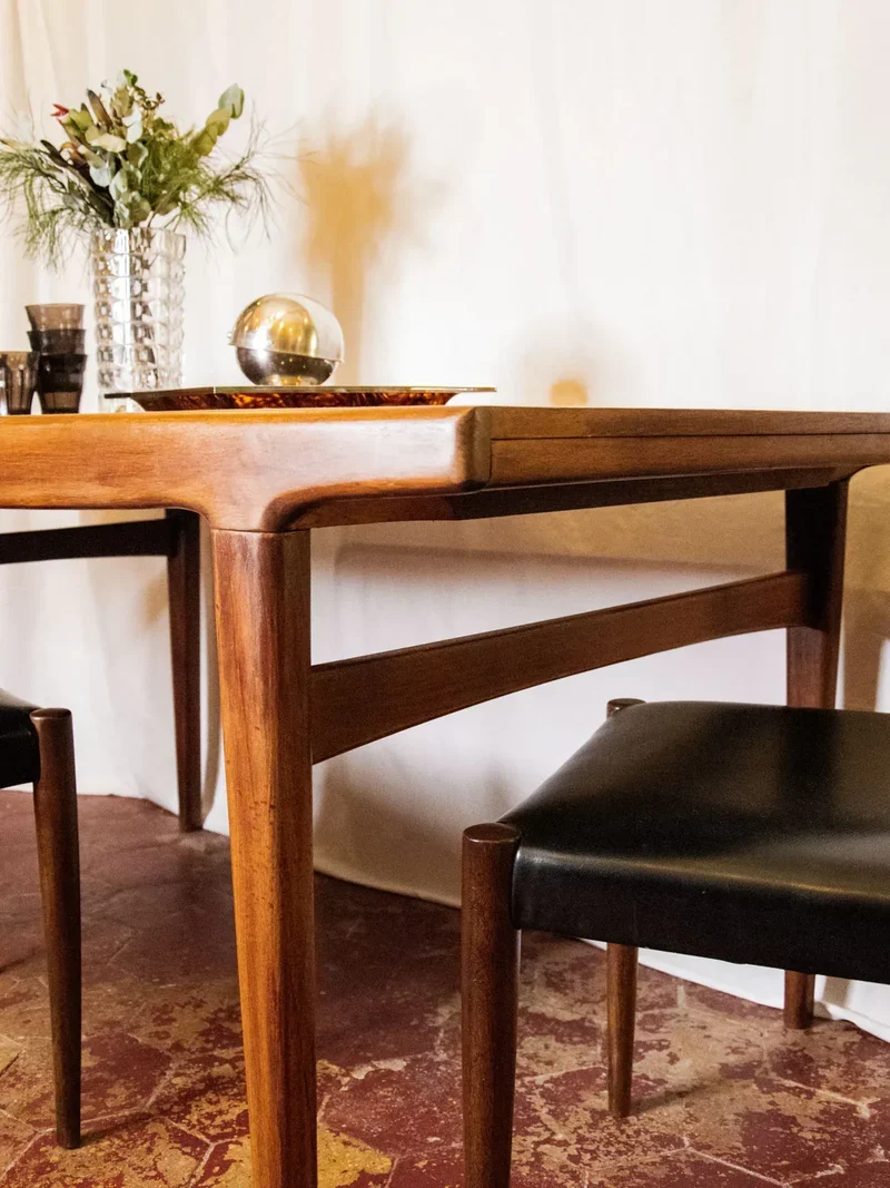 Karla, la table à manger en bois de palissandre N°1079