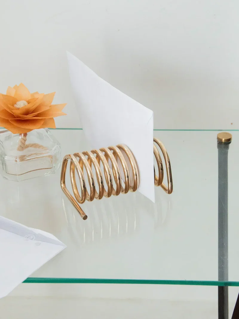 Alix, le porte courrier en métal doré N°582