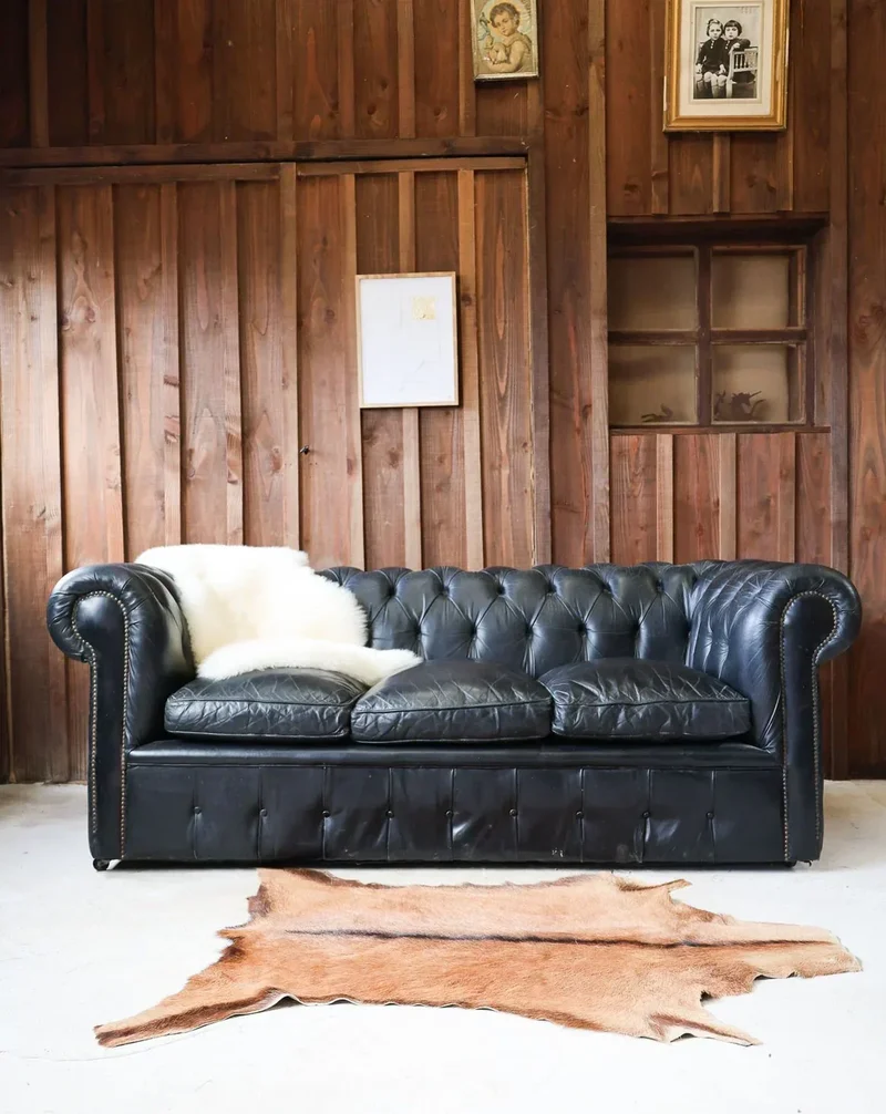 Jacques, le canapé Chesterfield en cuir noir N°123