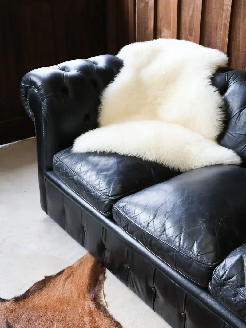 Jacques, le canapé Chesterfield en cuir noir N°123