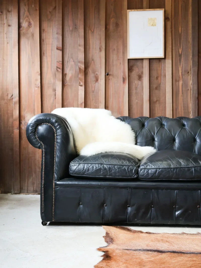 Jacques, le canapé Chesterfield en cuir noir N°123