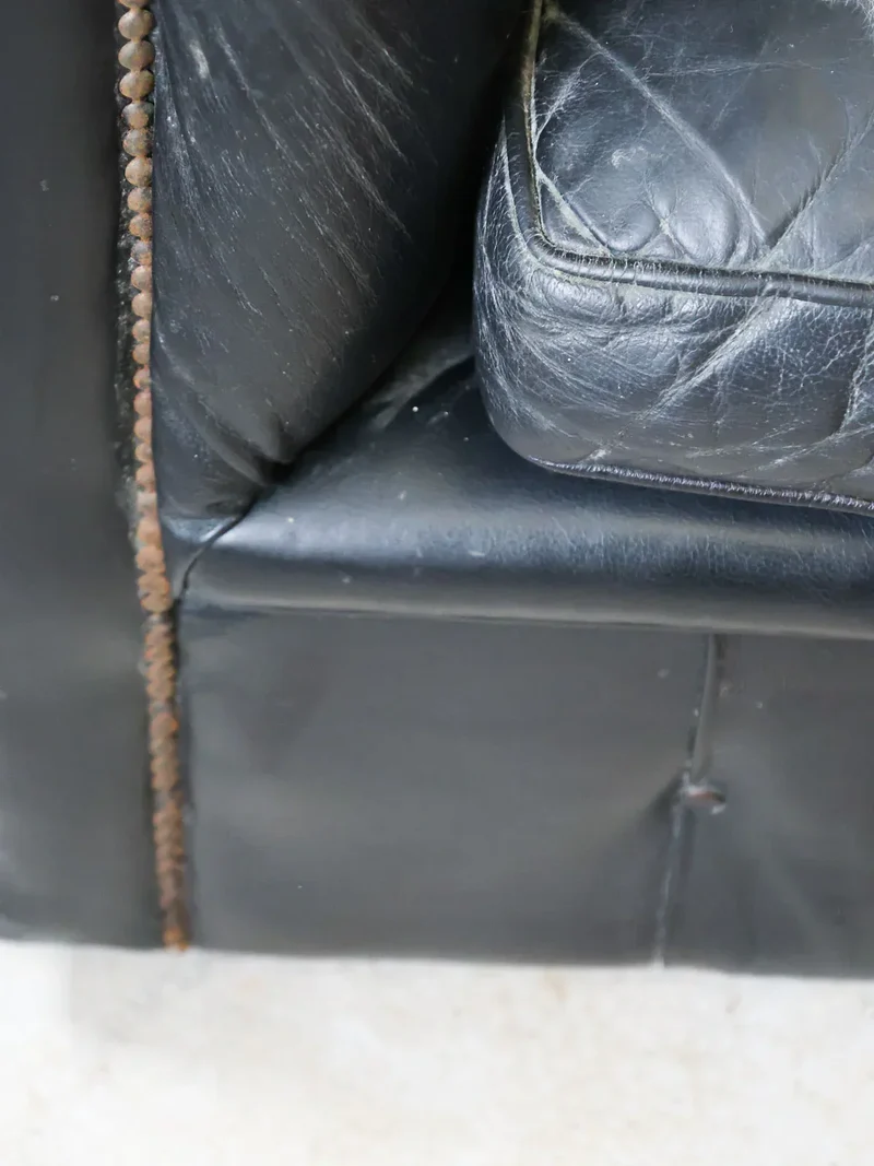 Jacques, le canapé Chesterfield en cuir noir N°123