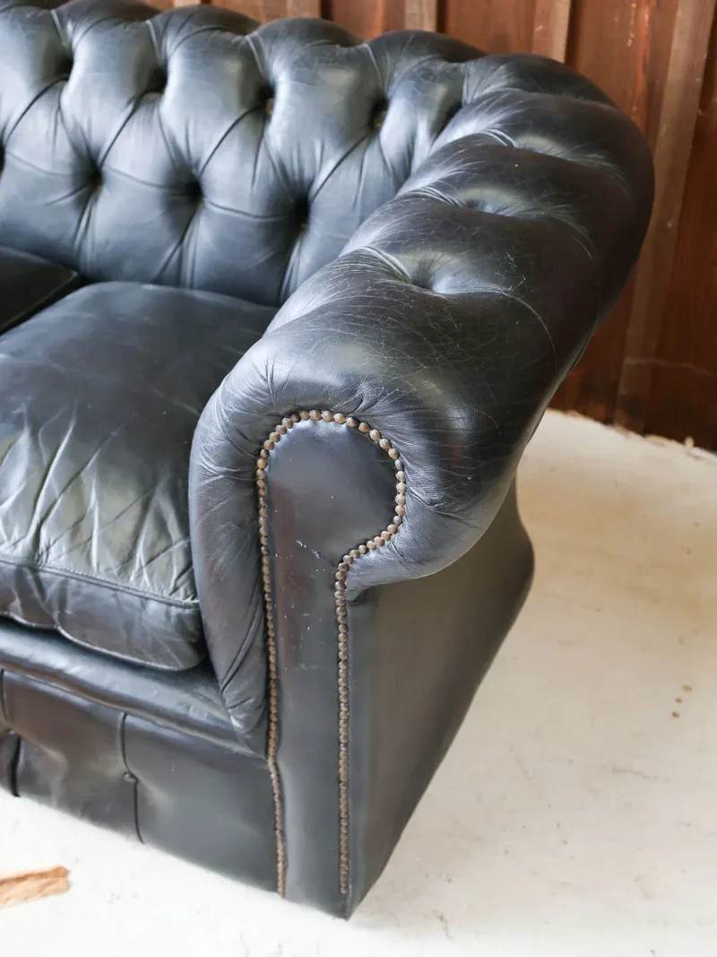 Jacques, le canapé Chesterfield en cuir noir N°123