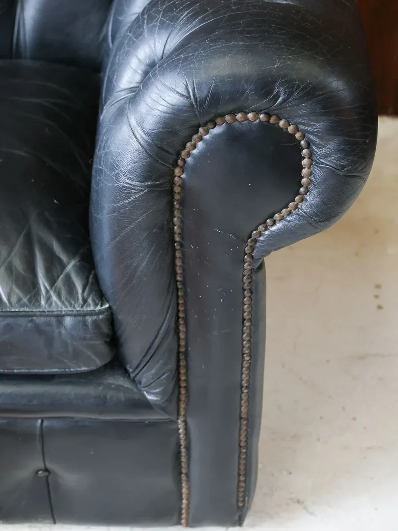 Jacques, le canapé Chesterfield en cuir noir N°123