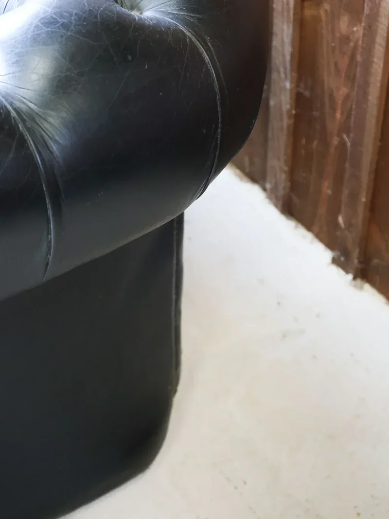Jacques, le canapé Chesterfield en cuir noir N°123