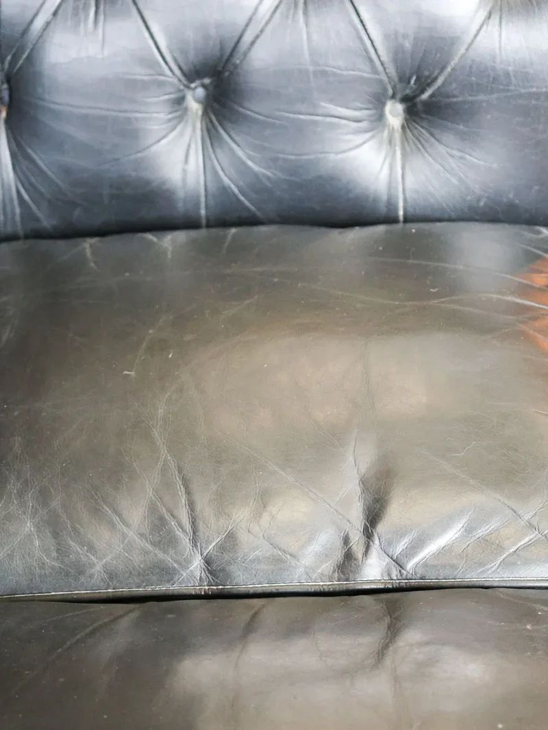 Jacques, le canapé Chesterfield en cuir noir N°123
