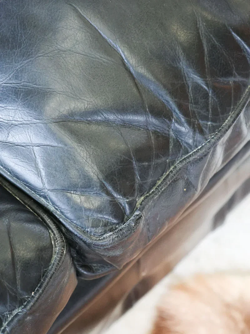 Jacques, le canapé Chesterfield en cuir noir N°123