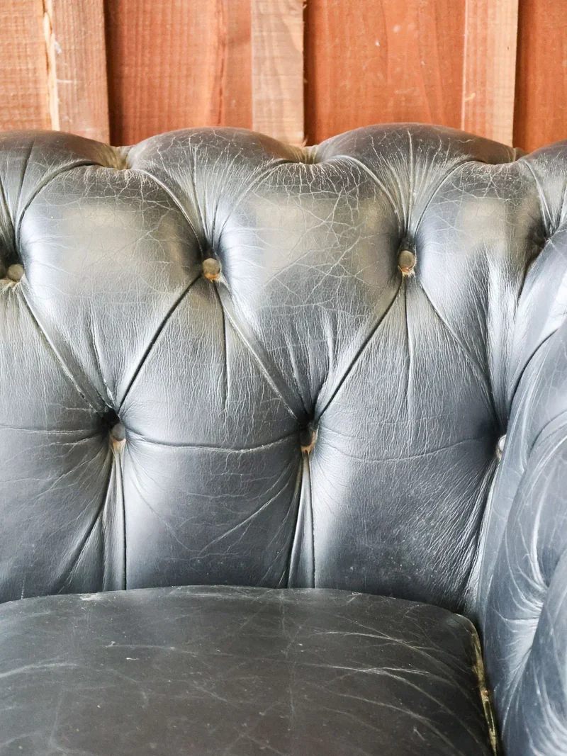 Jacques, le canapé Chesterfield en cuir noir N°123