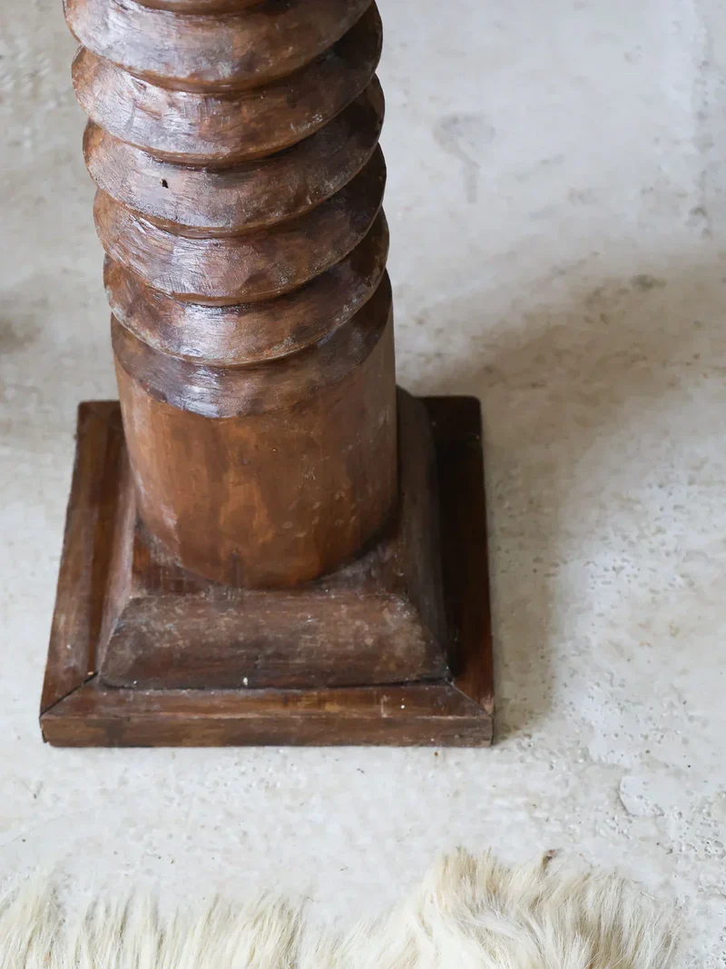 Francine, la colonne en chêne sculpté N°729