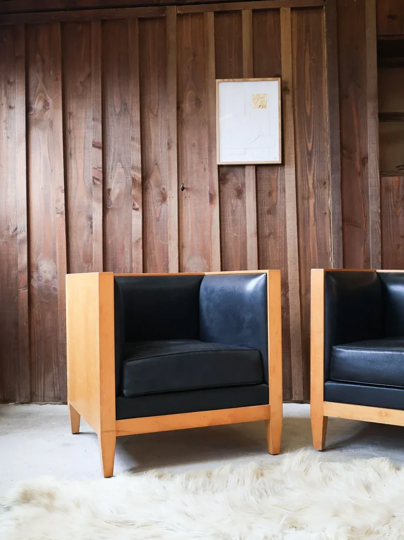 Ernest, la paire de fauteuils cubes en cuir N°671