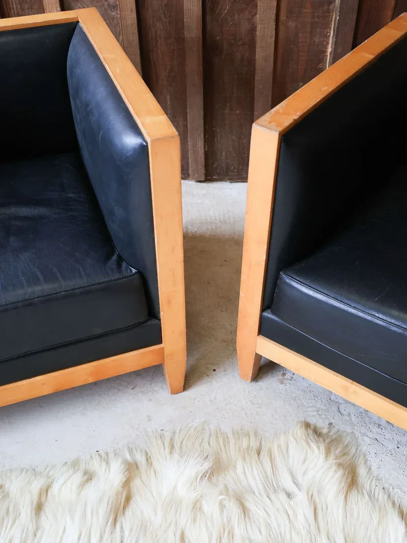 Ernest, la paire de fauteuils cubes en cuir N°671