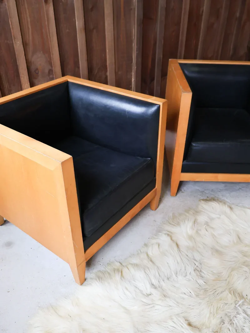 Ernest, la paire de fauteuils cubes en cuir N°671
