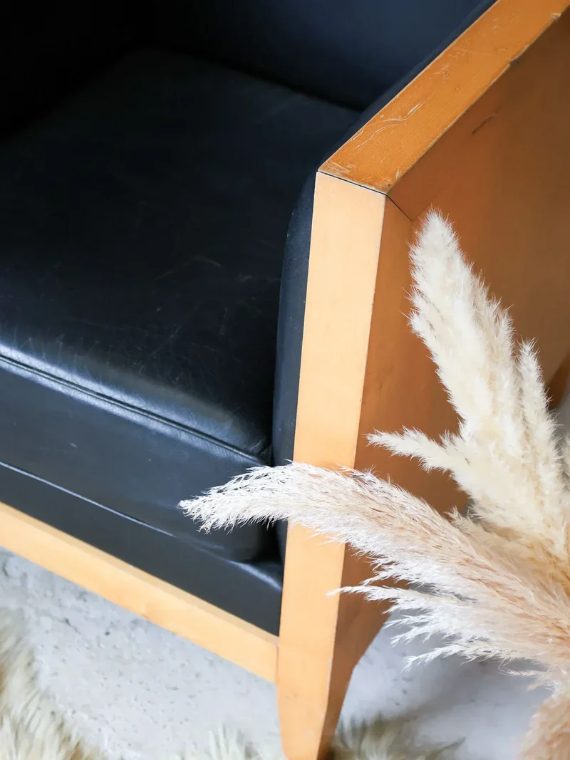 Ernest, la paire de fauteuils cubes en cuir N°671