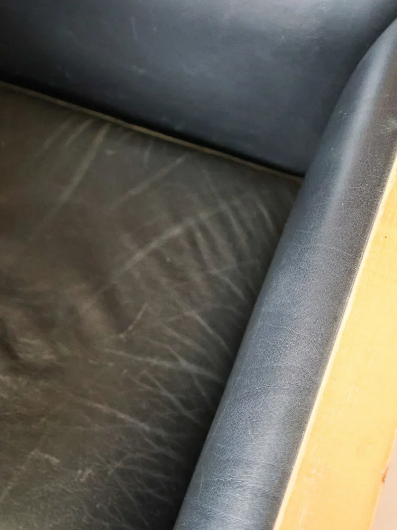 Ernest, la paire de fauteuils cubes en cuir N°671