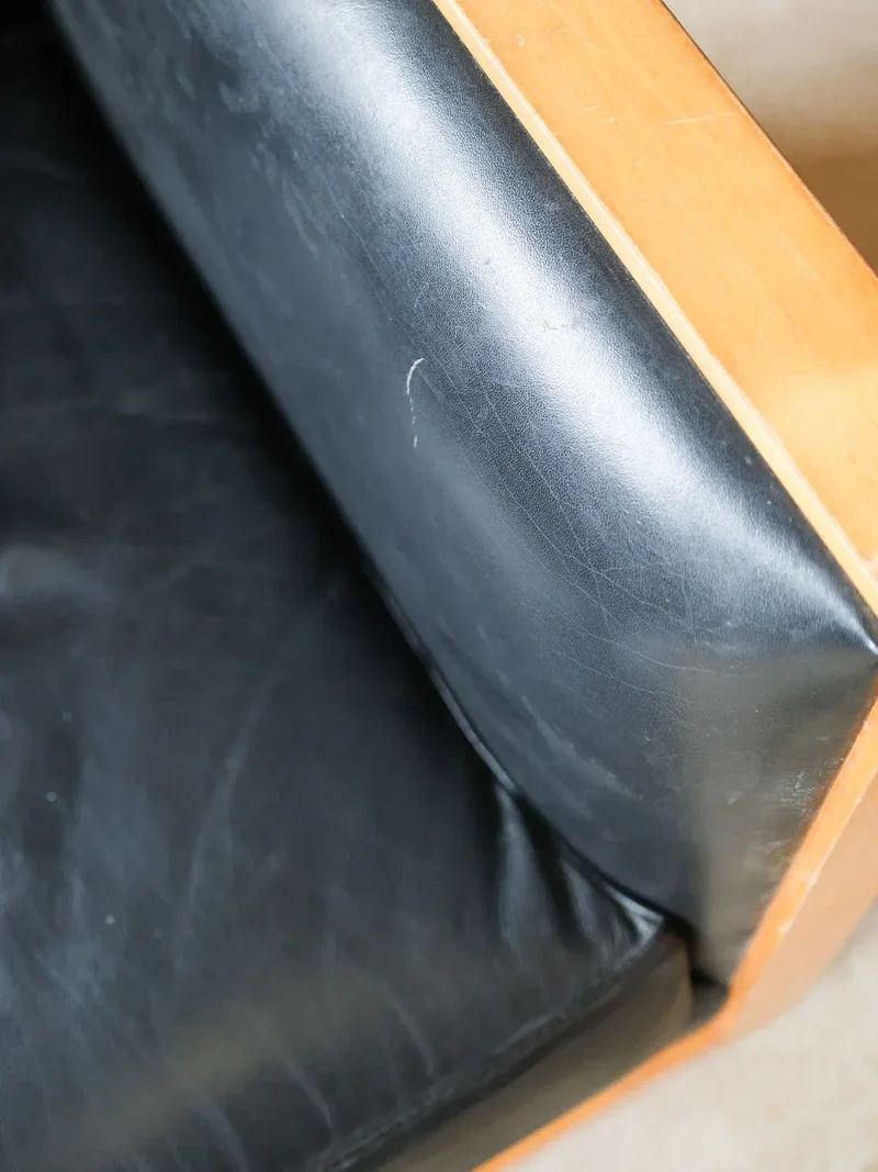Ernest, la paire de fauteuils cubes en cuir N°671