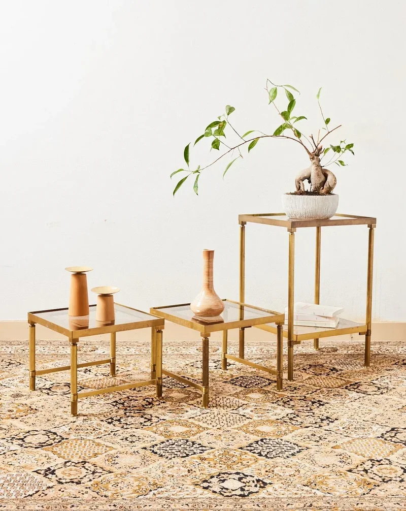 Hanna, les tables d'appoint en laiton et verre fumé N°800