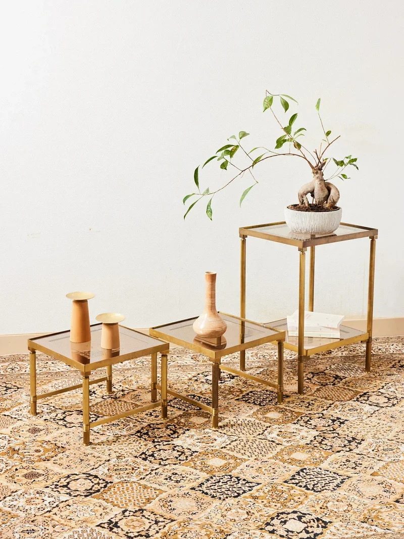 Hanna, les tables d'appoint en laiton et verre fumé N°800