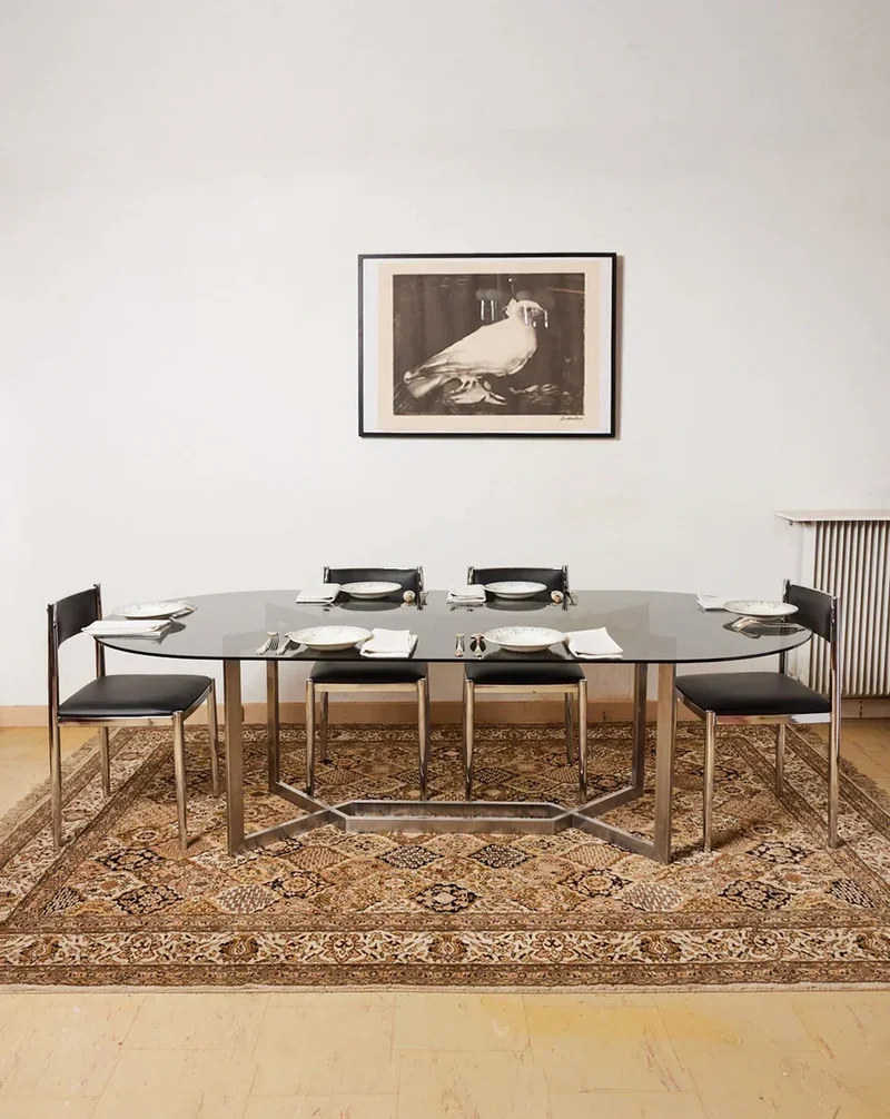 Karla, la table à manger en aluminium brossé et verre fumé N°1069