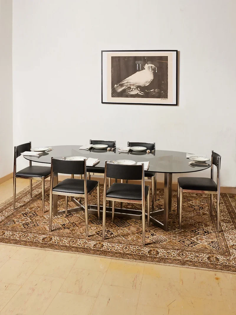 Karla, la table à manger en aluminium brossé et verre fumé N°1069