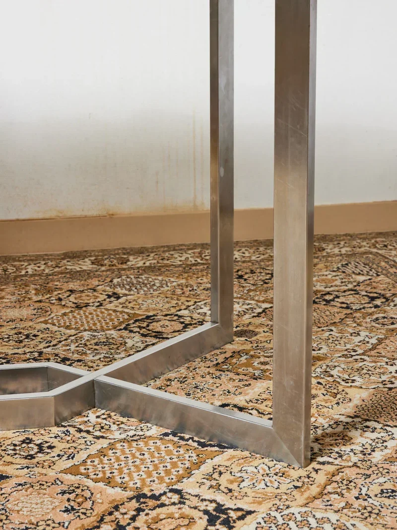 Karla, la table à manger en aluminium brossé et verre fumé N°1069
