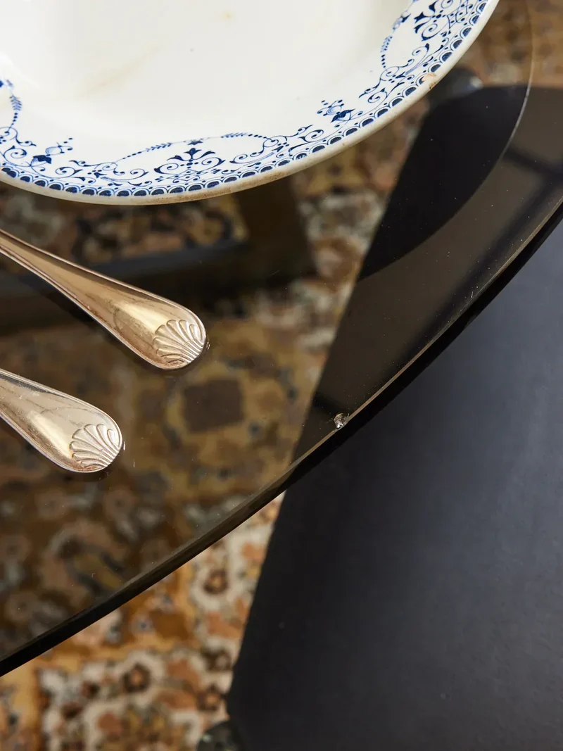 Karla, la table à manger en aluminium brossé et verre fumé N°1069