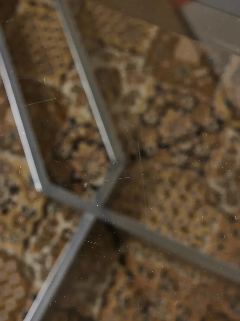 Karla, la table à manger en aluminium brossé et verre fumé N°1069