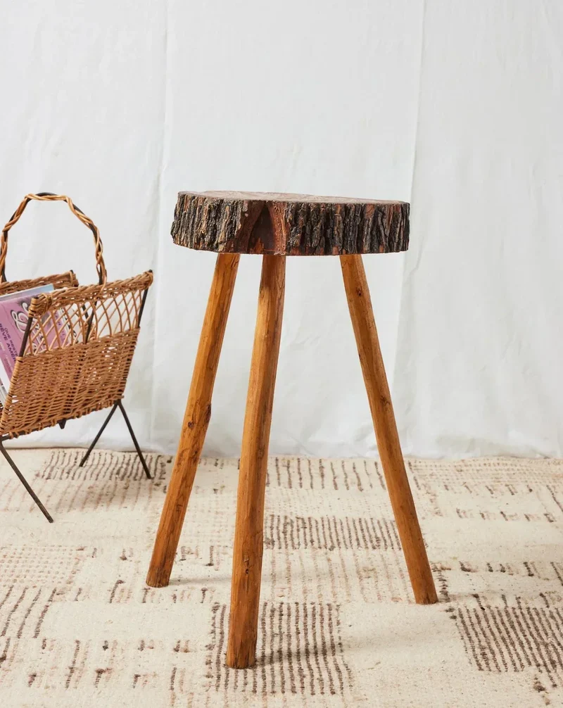 Regis, le tabouret brutaliste en bois N°819