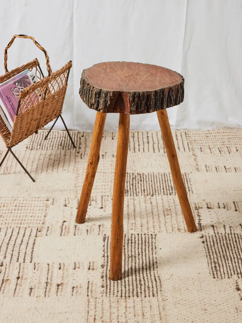 Regis, le tabouret brutaliste en bois N°819