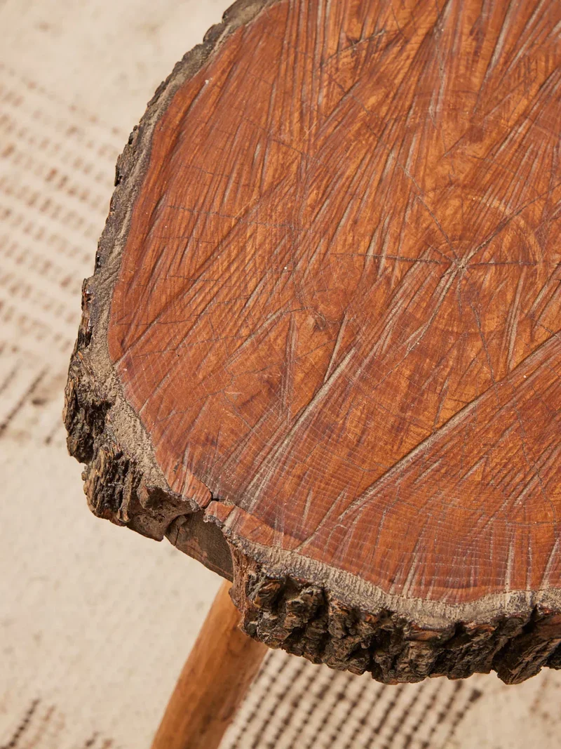 Regis, le tabouret brutaliste en bois N°819