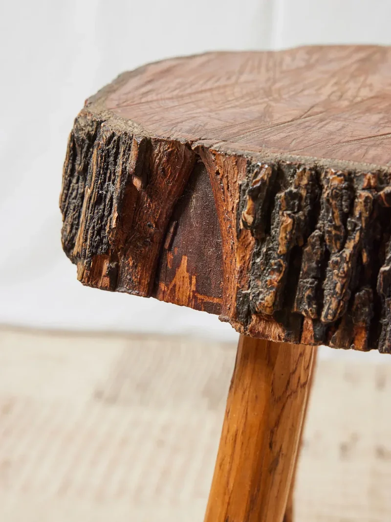Regis, le tabouret brutaliste en bois N°819