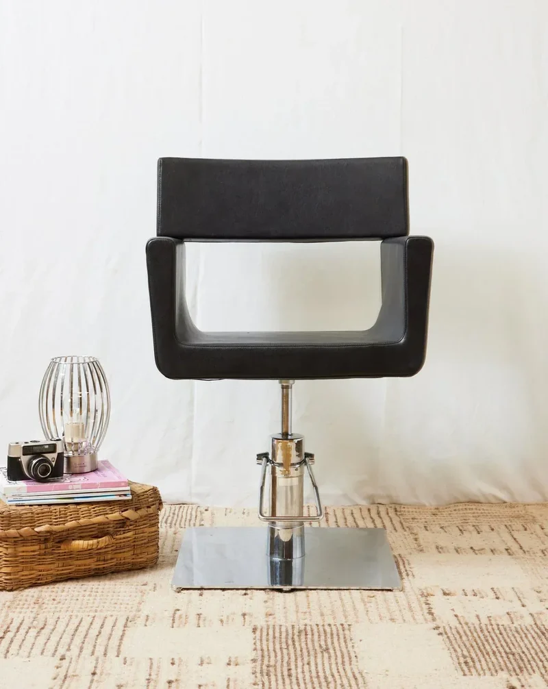 Jakob, le fauteuil de coiffeur en cuir noir N°825
