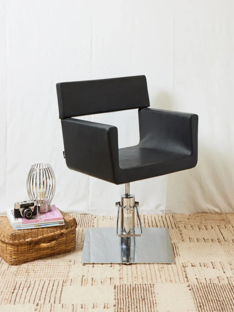 Jakob, le fauteuil de coiffeur en cuir noir N°825