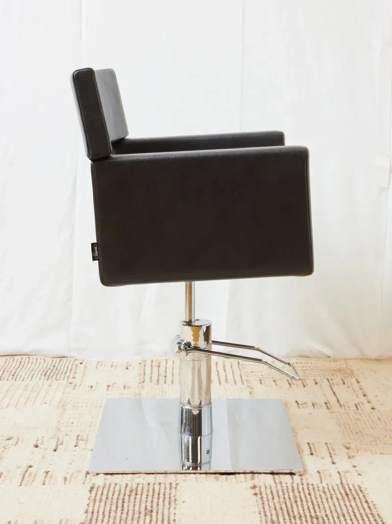 Jakob, le fauteuil de coiffeur en cuir noir N°825