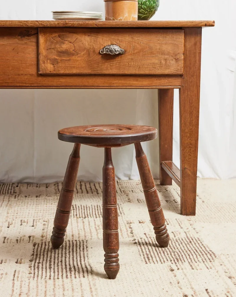 Regis, le tabouret en bois foncé N°818
