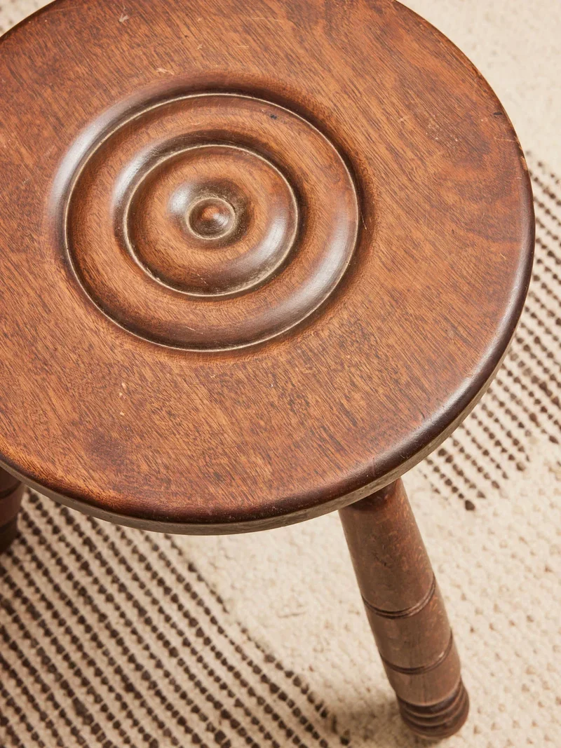 Regis, le tabouret en bois foncé N°818