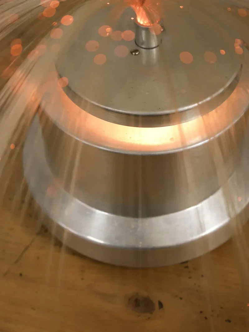 Julia, la lampe en chrome et fibre de verre N°656