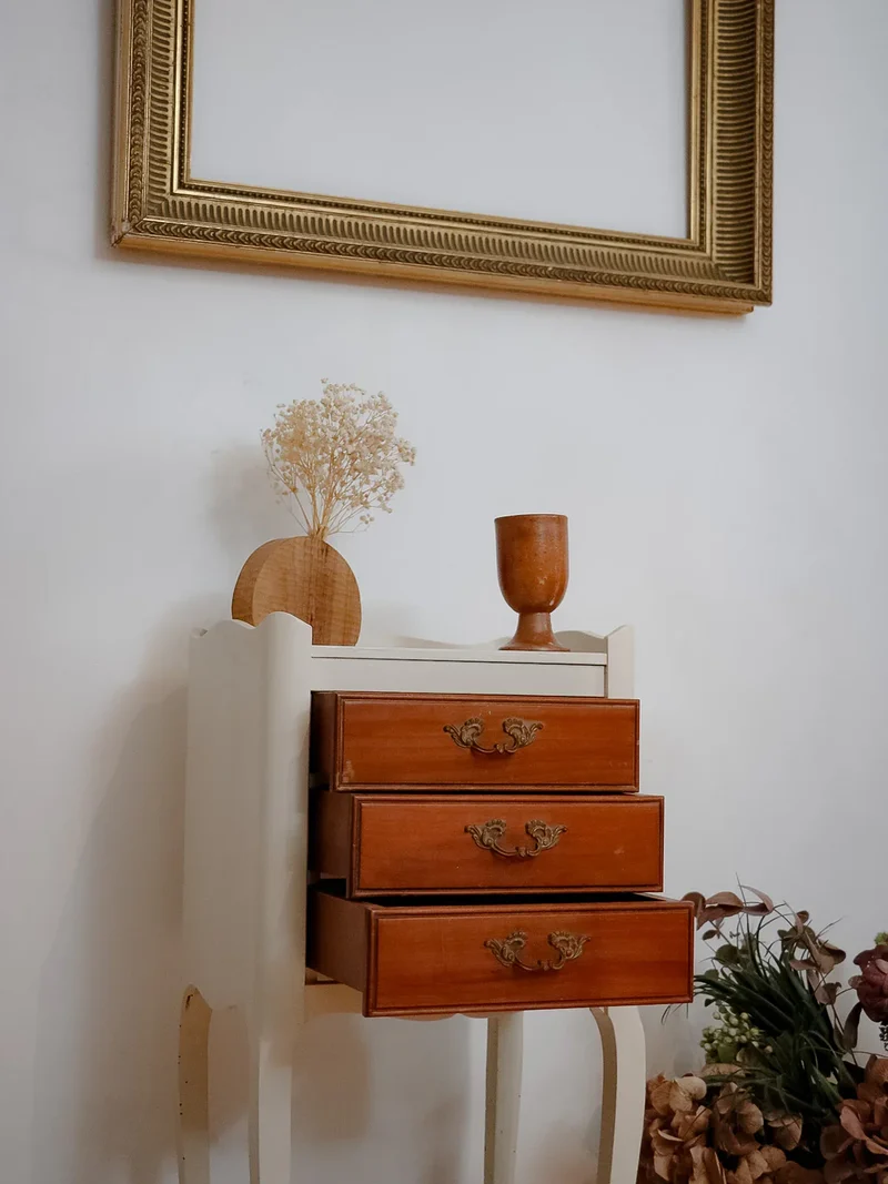 Odile, la table de chevet beige en bois N°1171